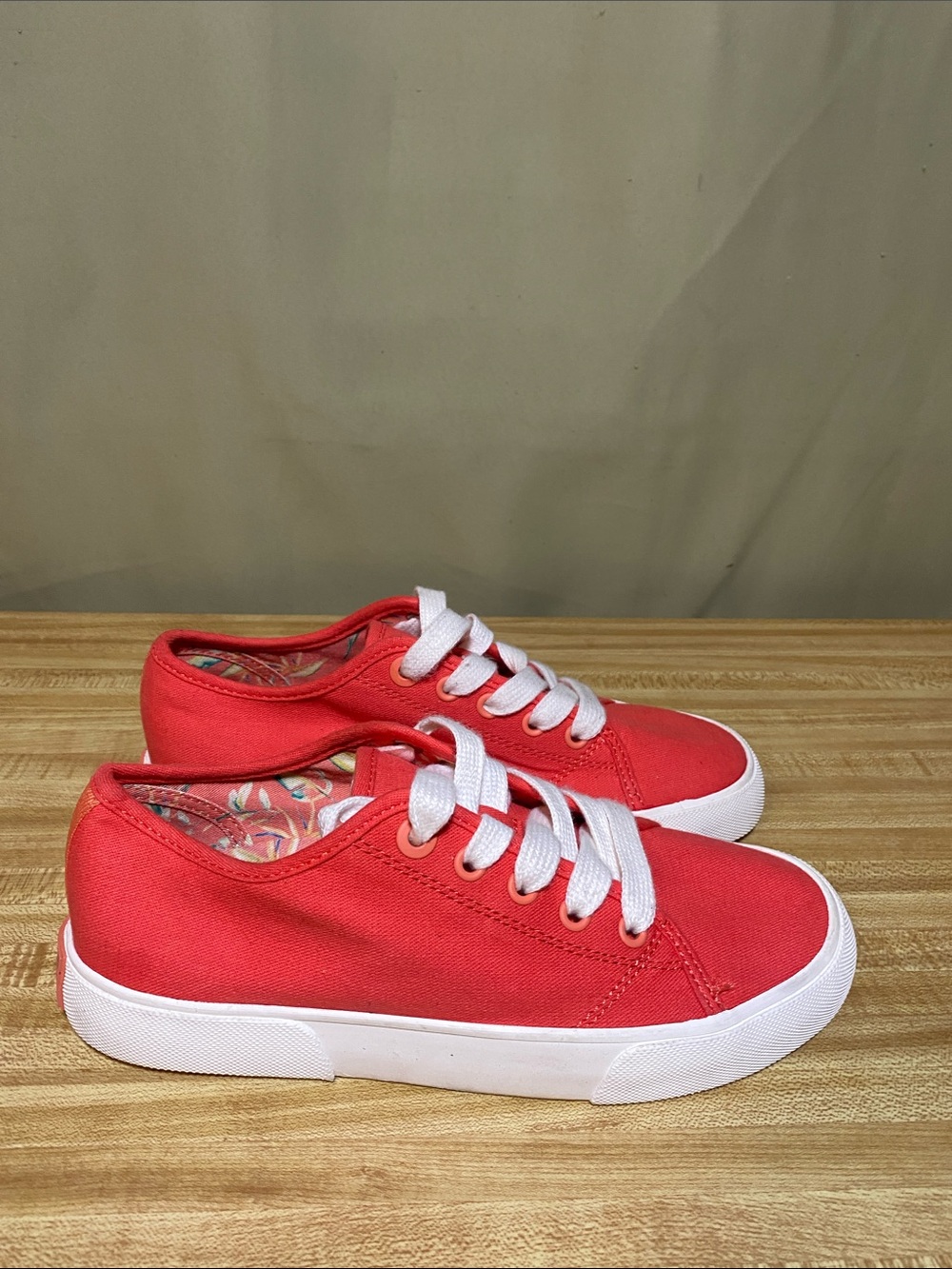 VIONIC Oasis Canvas Casual Lace Up Comfort Shoe Red Poppy Women’s size 6